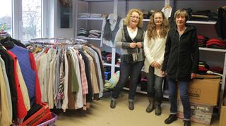 Stehen in Kleiderkammer und Servicebüro als Ansprechpartnerinnen zur Verfügung (v.l.): Erika Mussinger, Bianca Best und Christa Klemmer.