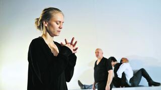 <p>Seele und Ehrlichkeit: Sabine Fürst in der Titelrolle der Mannheimer Inszenierung, im Hintergrund (v.l.) Jacques Malan, Martin Aselmann, Peter Pearce.</p>