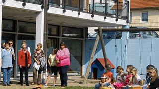 <p>Aufmerksam beobachteten Familienangehörige und Pfarrgemeinderäte die fröhlichen Darbietungen der Kinder des Kindergartens St. Adalbert.</p>