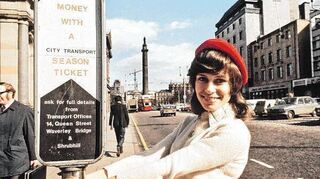 1972, Schottland, Edinburgh: die deutsche Schlagersängerin und Teilnehmerin am Grand Prix Eurovision de la Chanson bei einem Bummel durch die Stadt.