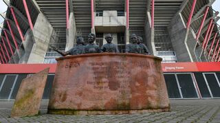 Vor dem Kaiserslauterer Fritz-Walter-Stadion erinnert das Denkmal der fünf Lauterer Teilnehmer der Fußball-Weltmeisterschaft 1954 an bessere Zeiten des vierfachen, deutschen Meisters.