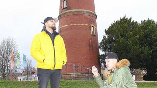 Mit Produzent Znkmo (l.) und Rapper Binho präsentiert sich am Ladenburger Wasserturm ein Teil des Künstlerkollektivs „Zonkeymobb“, das am 8. Februar im Mannheimer Jugendkulturzentrum „Forum“ mit auf der Bühne steht.