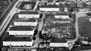 Die Hammonds-Barracks entlang der Seckenheimer Hauptstraße (linker Bildrand) in den 1960er Jahren. Rechts der Sportplatz mit angrenzender Halle.