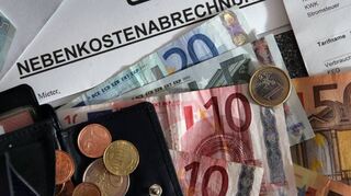 Die Nebenkosten würden immer teurer und seien kaum bezahlbar, das erzählen Bedürftige Pfarrerin Anne Ressel in Gesprächen bei der Vesperkirche.