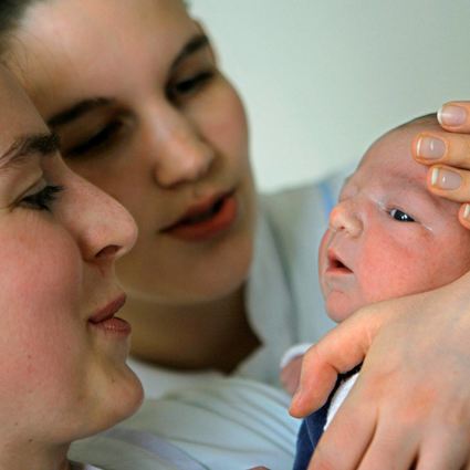 Eine Familienkrankenschwester hilft Eltern bei ihrem neuen Leben mit Baby – wie auf diesem Symbolbild. Es ist unter anderem ein Angebot der Frühen Hilfen der Stadt.