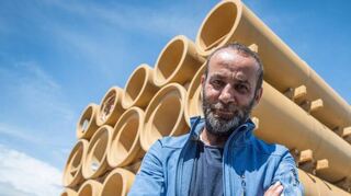 Erzählt von seinem Leben: Hiwa K vor seinen Röhren bei der documenta 14.