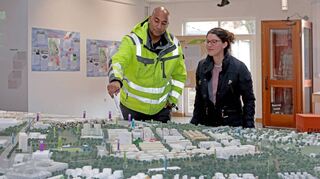 Blick nach vorne: Marvin Kuhn und Laura Todaro am Modell im öffentlich zugänglichen Zeitstromhaus an der Birkenauer Straße.