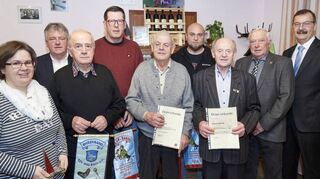 Vorsitzender Hans-Georg Müller (2.v.r.) und Bürgermeister Felix Kusicka (r.) zeichnen erfolgreiche Züchter in Biblis aus.