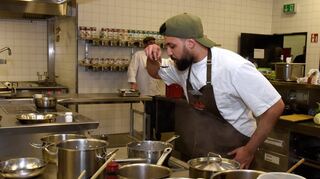 Noch etwas Salz vielleicht: Beim Wasgau-Cup in der Berufsbildende Schulen schmeckt Nachwuchskoch Yusef Ghanem Chaib das Essen ab.