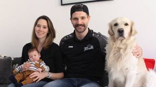 Glück zu viert (v.l.): Sarah Hecken mit Sohn Stephan, Henry Haase und Golden Retriever Balu.