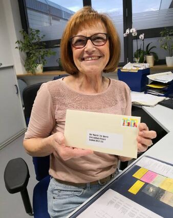 Sekretärin Brigitte Keinz hat die Ehre, den Brief abzuschicken.