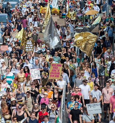 Bei einem Demonstrationszug durch Berlin bekannten sich Kunstschaffende im vergangenen Sommer zu der „Erklärung der Vielen“. Künstler aus der deutschen Hauptstadt hatten als erste eine solche Erklärung unterzeichnet.