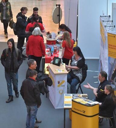 An rund 40 Ständen stellen Firmen und Behörden ihr Angebot vor.