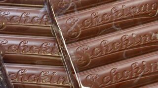 Der historische Schokinag-Schriftzug – geprägt auf Schokoladerippen, wie sie früher in Mannheimer Bäckereien einzeln verkauft wurden.
