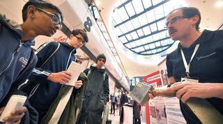 Rakash (v.l.) und Kevin informieren sich bei Ausbildungsleiter Holger Diehl von der Pfalzkom.