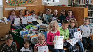 <p>Gutscheine für Bücher und Urkunden erhielten die Sieger des Lesewettbewerbs. Die Endausscheidung fand jetzt in der Ilvesheimer Bücherei statt.</p>