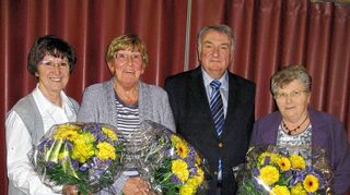 <p>FDP-Chef Frank Hasselbring dankte bei der jüngsten Mitgliederversammlung drei besonders treuen Unterstützerinnen des Ortsvereins: Margot Messelhäußer, Gudrun Matz (1. und 2. v. l.) und Katharina Wenz (r.).</p>