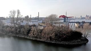 Der Blick aus den Neubauten auf dem Luzenberg: Die Stadt plant auf der Halbinsel an der Diffenébrücke (hinten) eine Gewerbefläche.