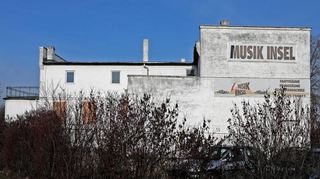 Das Gebäude der ehemaligen Musikinsel auf der Halbinsel ist marode und soll, sofern der Bauantrag genehmigt wird, abgerissen werden.