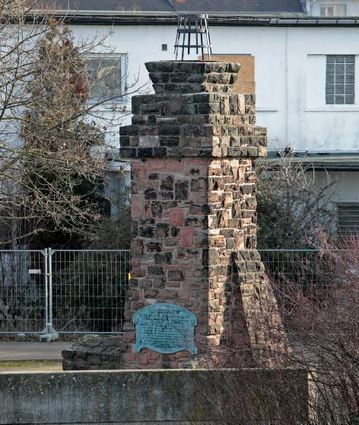 Das Denkmal erinnert an die Eröffnung des Industriehafens im Jahr 1907.