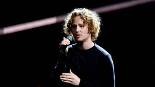 Michael Schulte präsentiert seinen Song „You Let Me Walk Alone“ bei der Bambiverleihung im November 2018
