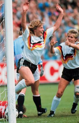 Erfolgreich im Nationaltrikot: Heidi Mohr (l.) feiert das 3:0 im EM-Finale 1989 gegen Norwegen, rechts die spätere Bundestrainerin Silvia Neid.