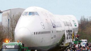 Bereits 2002 fand der Jumbo seinen Weg nach Speyer. Der Transport des Giganten war bis dahin eine der größten Herausfor-derungen für das Museumsteam. Die spektakuläre Aktion erfolgte zu Lande, zu Wasser und in der Luft, denn die Maschine konnte, bedingt durch ihre Größe, nicht in einem Stück nach Speyer gebracht werden.