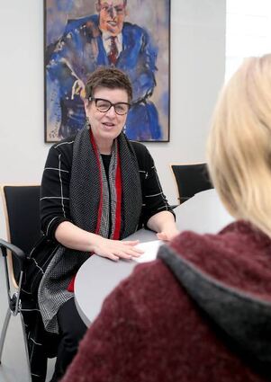 VHS-Chefin Susanne Deß (l.) mit Reporterin Meena Stavesand.