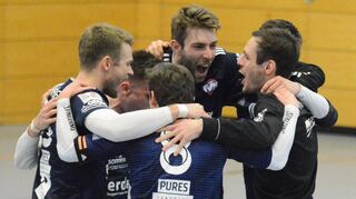 Teamgeist zeichnet den Faustball-Bundesligisten TV Käfertal aus. Dreh- und Angelpunkt im Spiel ist Weltmeister Nick Trinemeier (Bildmitte hinten).