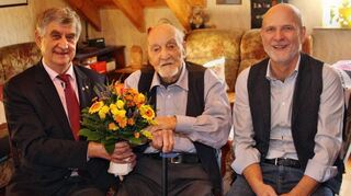 Als Vertreter der Stadt gratuliert Gottlieb Ohl (l.) dem Jubilar Herbert Schulz zu seinem 95. Geburtstag. Sohn Volker freut sich für den Papa.
