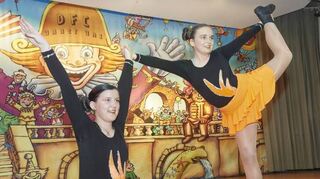 Die DFC-Küken tanze oben zum Film-Hit „Men in Black“. Tanzmariechen Jamira Heiser und Sabrina Rettig bekommen für ihren Auftritt viel Applaus vom gut gelaunten Publikum.