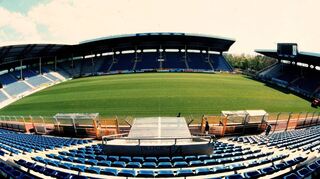 An der Theodor-Heuss-Anlage gelegen und am 25. Februar 1994 eröffnet: das Carl-Benz-Stadion.