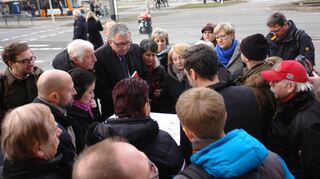 Oberbürgermeister Peter Kurz (Mitte) mit der Stadtspitze im Dialog mit Bürgern und Politikern.