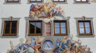Beispiel für die sogenannte „Lüftlmalerei“, wie sie im Ortsteil Partenkirchen üblich ist. Viele Hauswände tragen historische oder religiöse Darstellungen.