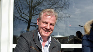 In den 90er Jahren führte er den SV Waldhof durch so manche erfolgreiche Zweitligajahre - am Jubiläumstag des Carl-Benz-Stadions schrieb der ehemalige Mittelfeldspieler René Hecker für die Fans Autogramme.