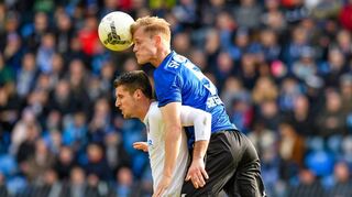 Der Luftkampf gehört seit jeher zu den Stärken von Marcel Seegert (rechts). Hier köpft er den Ball vor dem Frankfurter Angreifer Vito Plut weg.