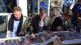Harald Preuß (v.l.), Michael Köpper und Kari Laukkanen beim Signieren der reproduzierten Waldhof-Poster.