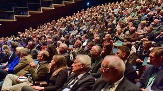 Konzentriert verfolgen die Besucher der Mannheimer Rede im Schauspielhaus die Diskussion auf der Bühne.