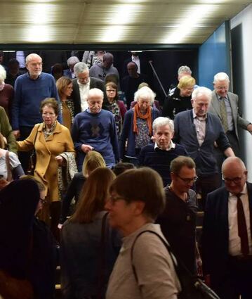 Zufrieden verlassen die Zuhörer nach zwei Stunden das Schauspielhaus.