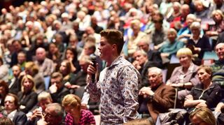 Einer der jüngsten Gäste im voll besetzten Mannheimer Nationaltheater fragt Maja Göpel, wie man den gesellschaftlichen Wandel hin zu einem nachhaltigeren Handeln konkret bewerkstelligen kann. Im Mittelpunkt der Debatte standen Themen wie Umwelt und alternatives Leben.