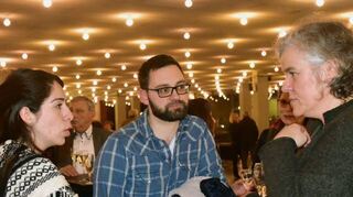 . . . der die Besucher noch im Foyer des Nationaltheaters zu intensiven Gesprächen inspiriert.