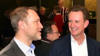 Schauspielintendant Christian Holtzhauer /li.) und Florian Kranefuß, Mitglied der Geschäftsführung dieser Zeitung.