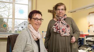 Petra Thomas (r.) ist seit Anfang Januar die Teilzeit-Kollegin von Stephanie Dürrwang im Pfarrbüro von Johannes XXIII.