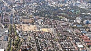 Baufeld 4 und 5 auf Turley – sichtbar als größte unbebaute Fläche, dahinter der Appellplatz umgeben von Altbestand, links am Bildrand die B 38.