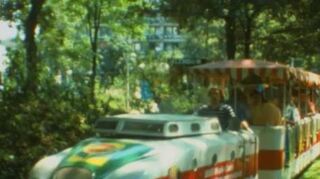 Immer wieder im Blick: die Kleinschienenbahn.