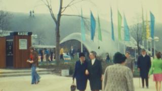Man trug oft noch Hut: Private Aufnahmen der Bundesgartenschau 1975 aus dem Herzogenriedpark. Hier die Multihalle und die Kasse der Kleinschienenbahn.