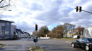 An der Kreuzung der Friedrich-Ebert- zur August-Bebel- und Wiesenstraße wird der Verkehr weiterhin mit Ampeln geregelt.