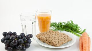 Zum Themendienst-Bericht vom 13. Februar 2015: Keine Schokolade, dafür viel Obst und Gemüse: Mit der richtigen Einstellung klappt auch das Durchhalten in der Fastenzeit. (Archivbild vom 09.02.2012/Die Veröffentlichung ist für dpa-Themendienst-Bezieher honorarfrei.) Foto: Kai Remmers | Verwendung weltweit