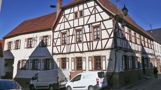 Das denkmalgeschützte Ensemble des ehemaligen Gasthauses „Zur Goldenen Krone“ in Leutershausen bildet und beinhaltet ein Stück Ortsgeschichte. Jetzt soll das historische Gebäude verkauft werden.