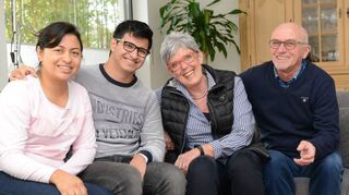 Mit seiner Mutter Jeimy Jativa (v.l.) ist Eric aus Ecuador wieder bei Margit und Gerd Kaltenmaier in der Gartenstadt zu Gast.